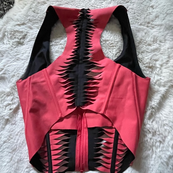 Nike dry fit - Very unique work out top very sexy - Picture 2 of 4